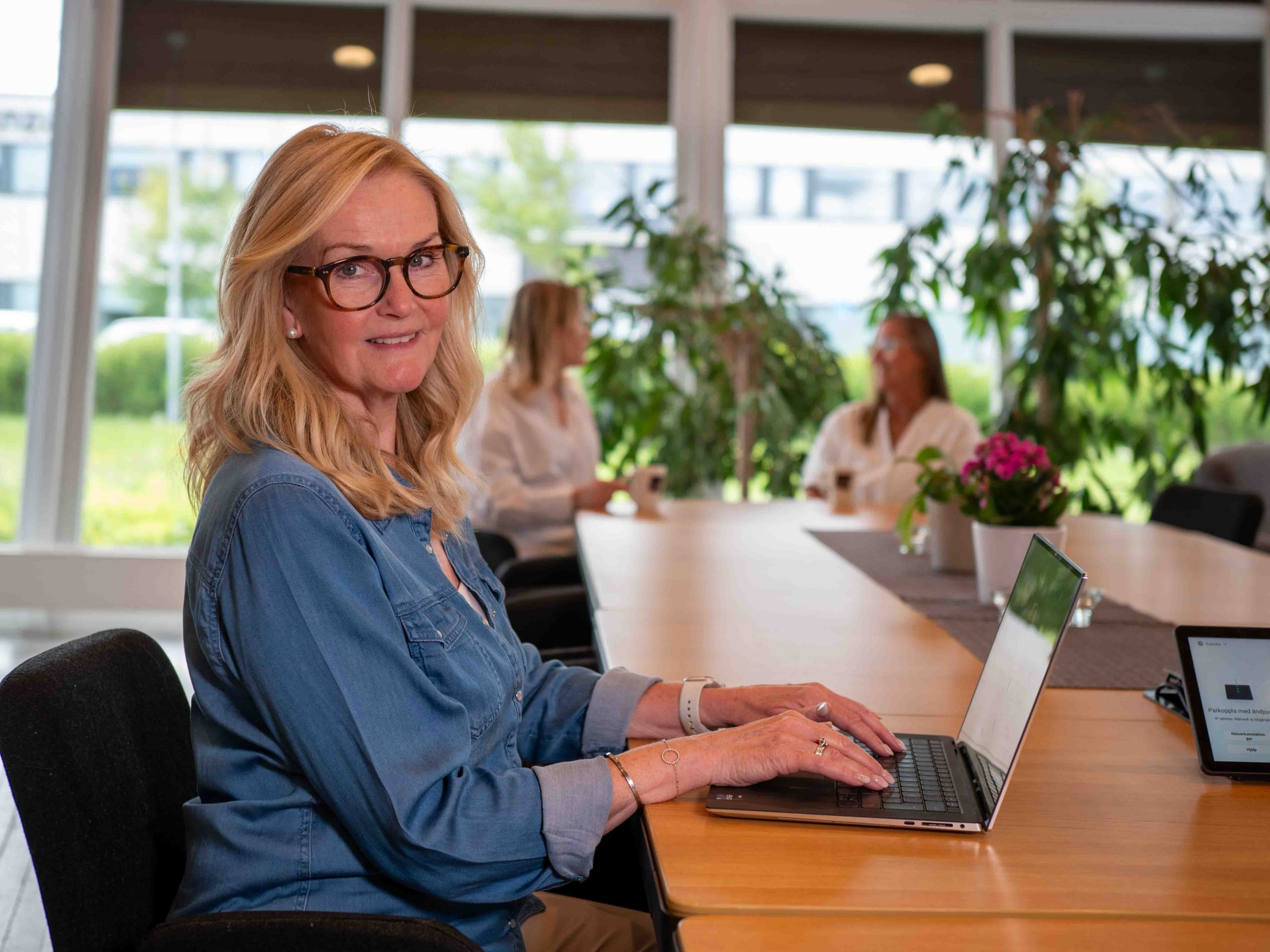 Ledare och medarbetare i dialog kring kulturförändring på en modern arbetsplats.