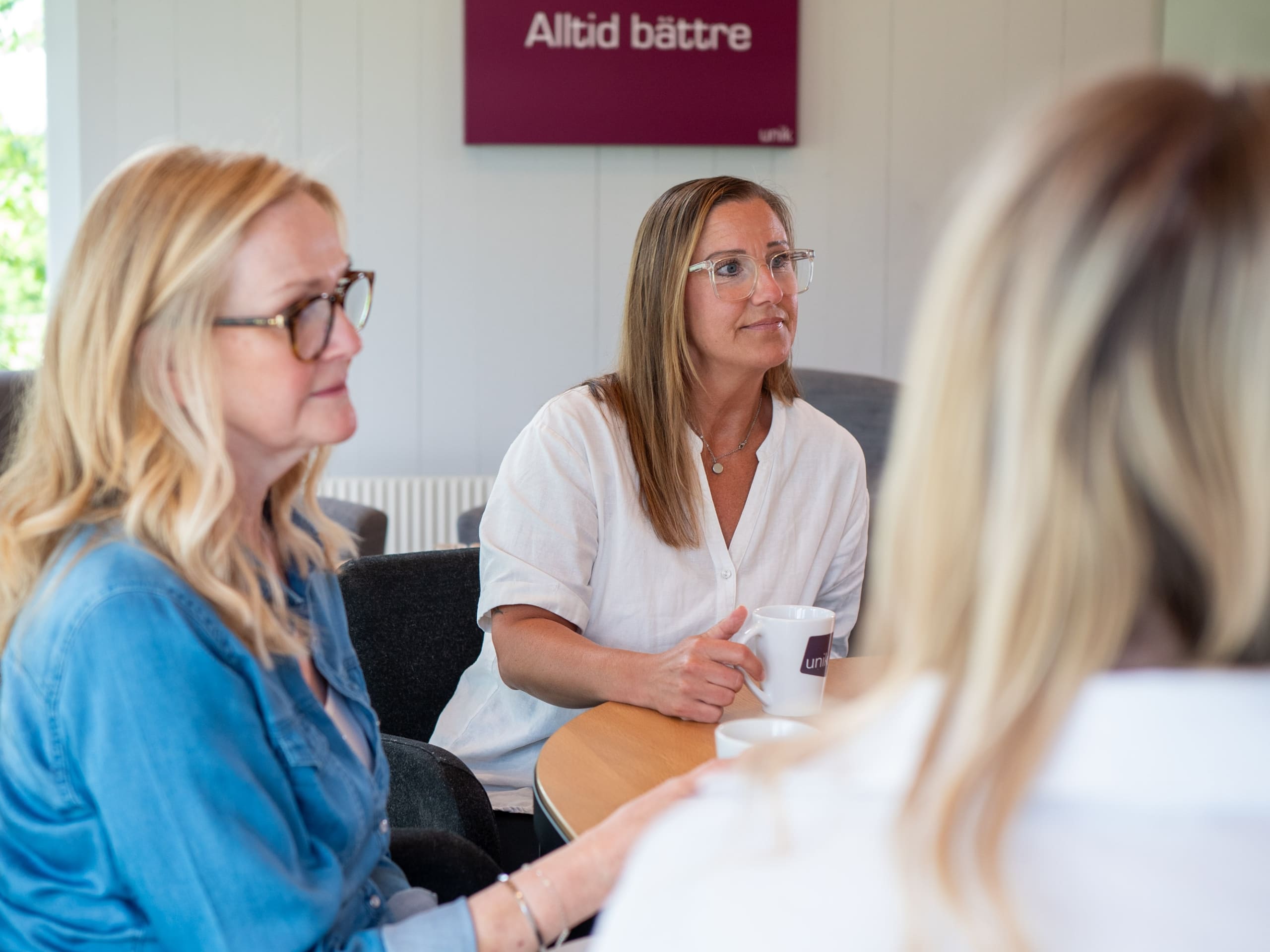 Två medarbetare hanterar en konflikt på arbetsplatsen genom ett strukturerat och respektfullt samtal.
